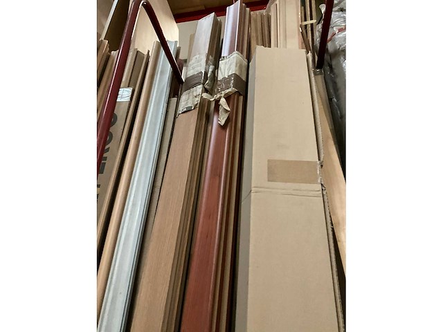 Zeer grote partij diverse omlijstingen, houten latten en plinten. - afbeelding 30 van  47