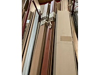 Zeer grote partij diverse omlijstingen, houten latten en plinten. - afbeelding 30 van  47