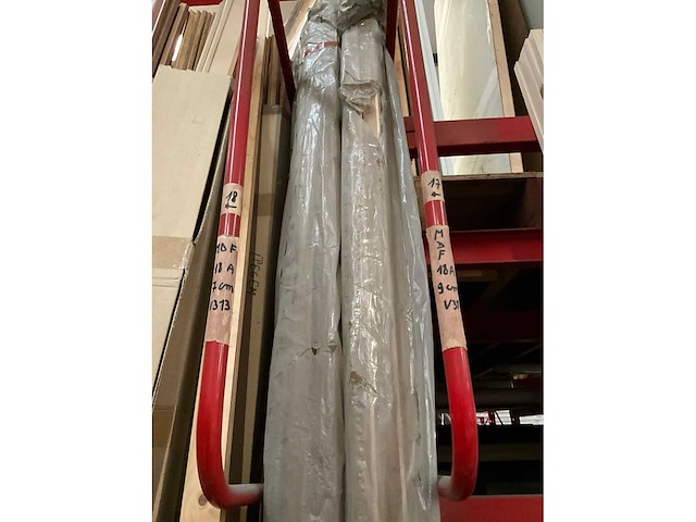 Zeer grote partij diverse omlijstingen, houten latten en plinten. - afbeelding 31 van  47