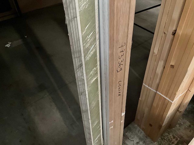 Zeer grote partij diverse omlijstingen, houten latten en plinten. - afbeelding 32 van  47