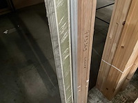 Zeer grote partij diverse omlijstingen, houten latten en plinten. - afbeelding 32 van  47