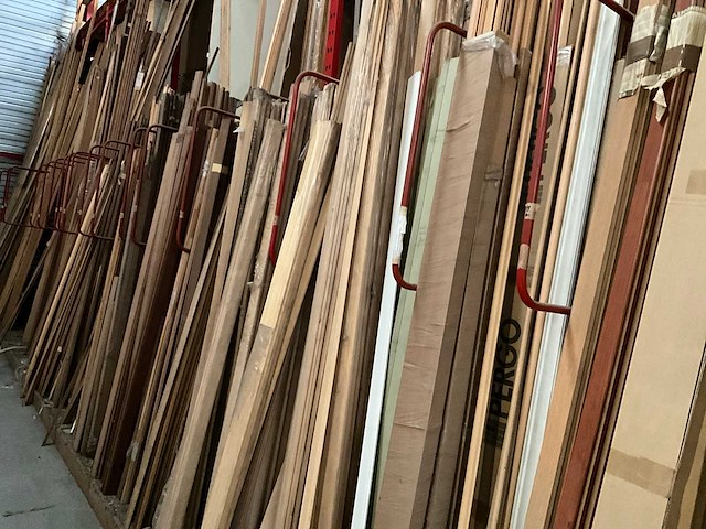 Zeer grote partij diverse omlijstingen, houten latten en plinten. - afbeelding 23 van  47