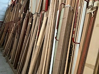 Zeer grote partij diverse omlijstingen, houten latten en plinten. - afbeelding 23 van  47