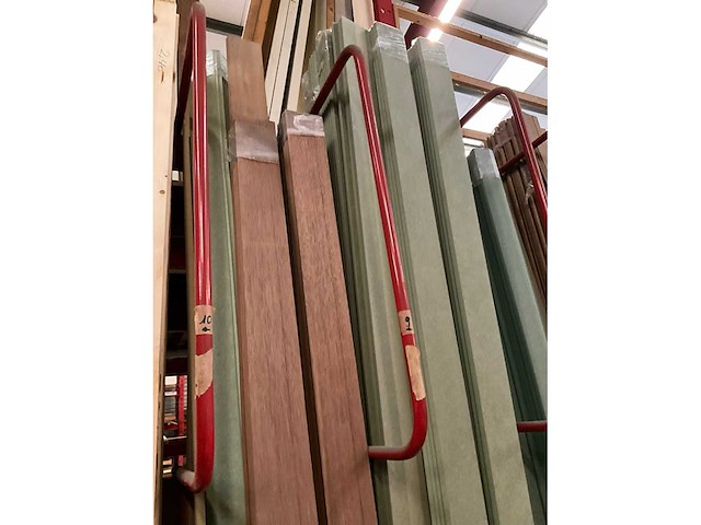 Zeer grote partij diverse omlijstingen, houten latten en plinten. - afbeelding 35 van  47