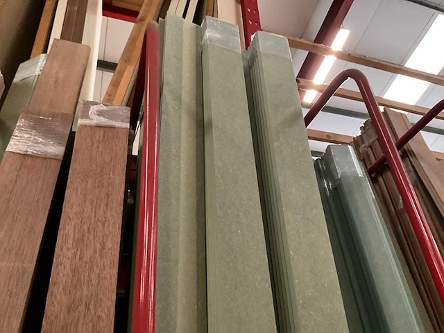 Zeer grote partij diverse omlijstingen, houten latten en plinten. - afbeelding 36 van  47
