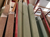 Zeer grote partij diverse omlijstingen, houten latten en plinten. - afbeelding 36 van  47