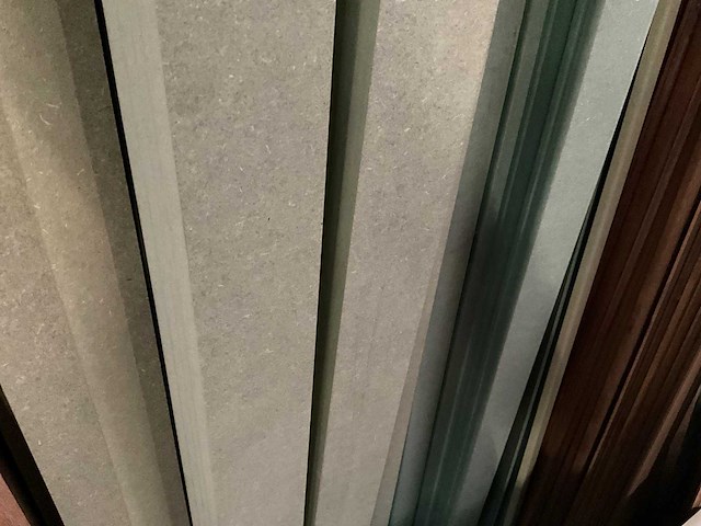 Zeer grote partij diverse omlijstingen, houten latten en plinten. - afbeelding 37 van  47