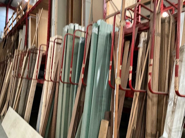 Zeer grote partij diverse omlijstingen, houten latten en plinten. - afbeelding 41 van  47