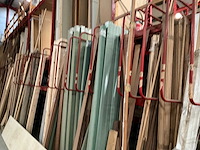 Zeer grote partij diverse omlijstingen, houten latten en plinten. - afbeelding 41 van  47