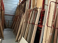 Zeer grote partij diverse omlijstingen, houten latten en plinten. - afbeelding 42 van  47