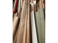 Zeer grote partij diverse omlijstingen, houten latten en plinten. - afbeelding 44 van  47