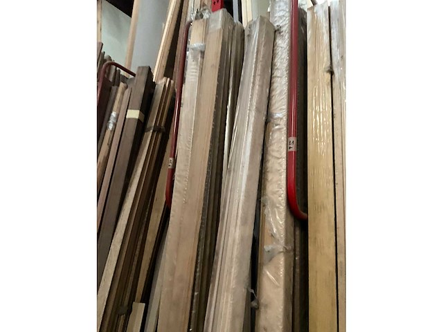 Zeer grote partij diverse omlijstingen, houten latten en plinten. - afbeelding 45 van  47