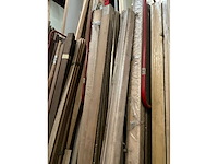 Zeer grote partij diverse omlijstingen, houten latten en plinten. - afbeelding 45 van  47