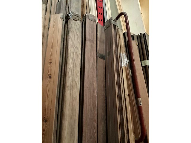 Zeer grote partij diverse omlijstingen, houten latten en plinten. - afbeelding 46 van  47