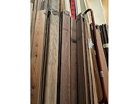 Zeer grote partij diverse omlijstingen, houten latten en plinten. - afbeelding 46 van  47