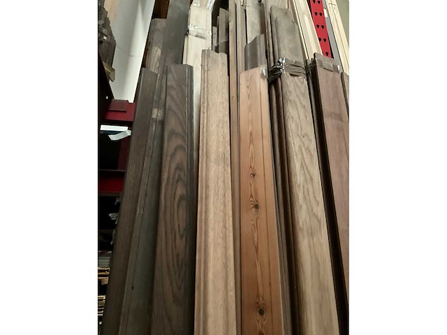 Zeer grote partij diverse omlijstingen, houten latten en plinten. - afbeelding 47 van  47