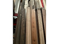 Zeer grote partij diverse omlijstingen, houten latten en plinten. - afbeelding 47 van  47