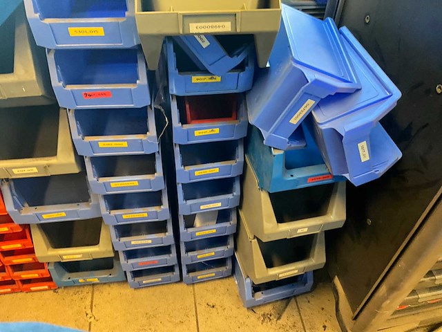 Zeer grote partij werkgereedschap en materiaal (inhoud ruimte) - afbeelding 14 van  57