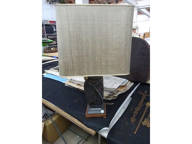 Zeer grote tinnen lamp, met aziatische décortatie, hoogte 87 cm - afbeelding 1 van  3