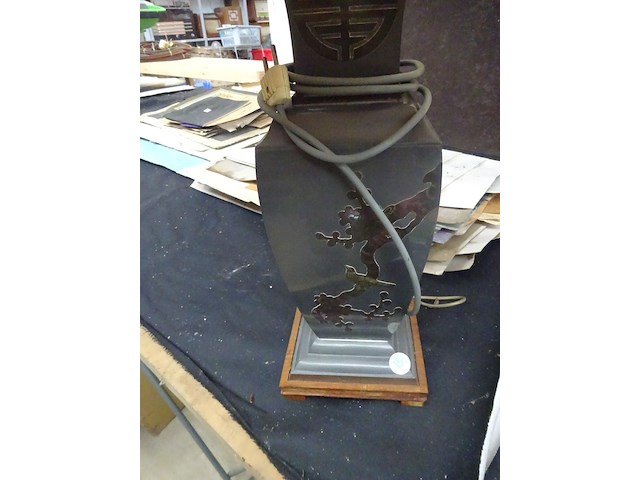 Zeer grote tinnen lamp, met aziatische décortatie, hoogte 87 cm - afbeelding 2 van  3