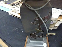 Zeer grote tinnen lamp, met aziatische décortatie, hoogte 87 cm - afbeelding 2 van  3