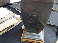 Zeer grote tinnen lamp, met aziatische décortatie, hoogte 87 cm - afbeelding 3 van  3