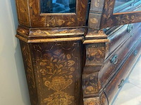 Zeer uitzonderlijke vitrinekast van hoogstaande hollandse marqueterie (18 de eeuws) - afbeelding 3 van  7