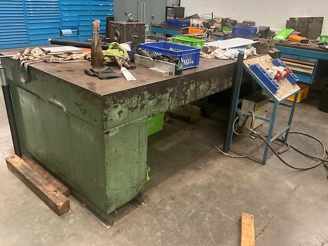Zeer zware metalen werktafel/bank - afbeelding 1 van  5