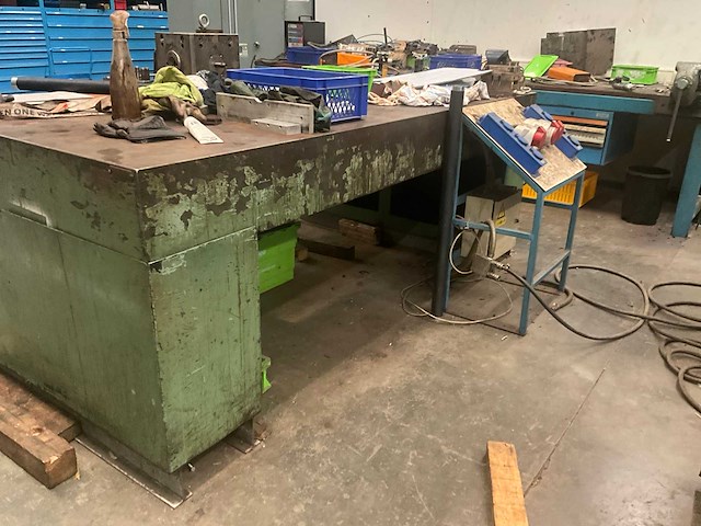 Zeer zware metalen werktafel/bank - afbeelding 2 van  5