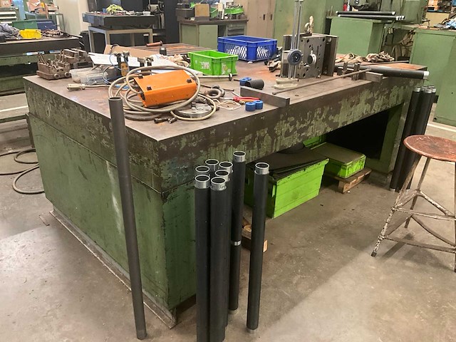 Zeer zware metalen werktafel/bank - afbeelding 5 van  5