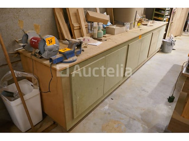 Zelfgemaakte houten werkbank met opbergruimte + inhoud - afbeelding 1 van  5