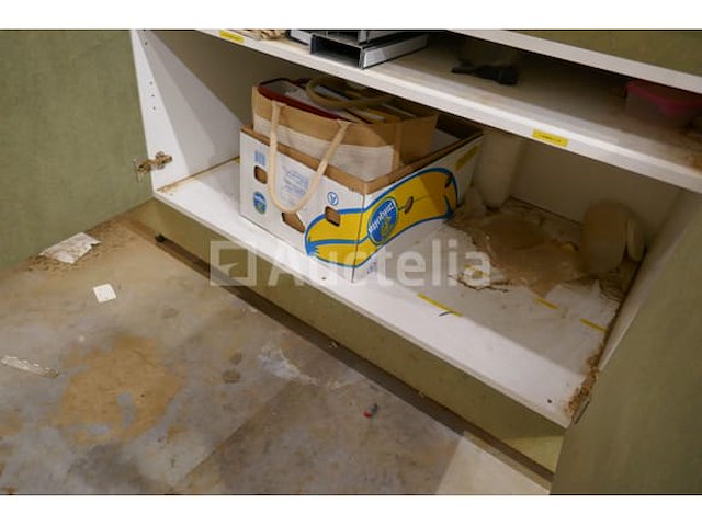 Zelfgemaakte houten werkbank met opbergruimte + inhoud - afbeelding 2 van  5