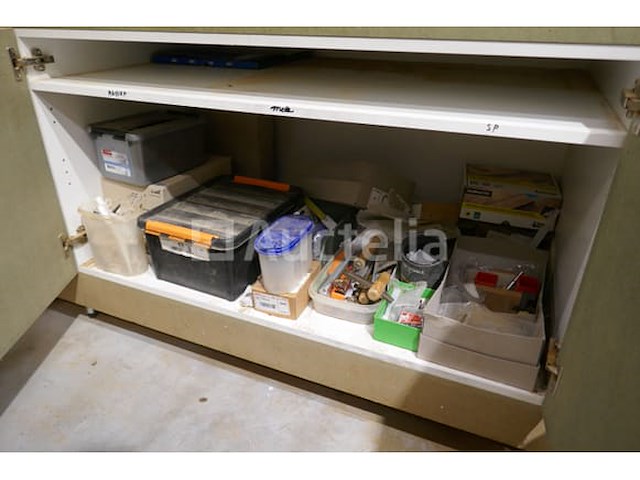 Zelfgemaakte houten werkbank met opbergruimte + inhoud - afbeelding 5 van  5