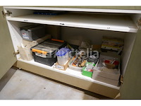 Zelfgemaakte houten werkbank met opbergruimte + inhoud - afbeelding 5 van  5