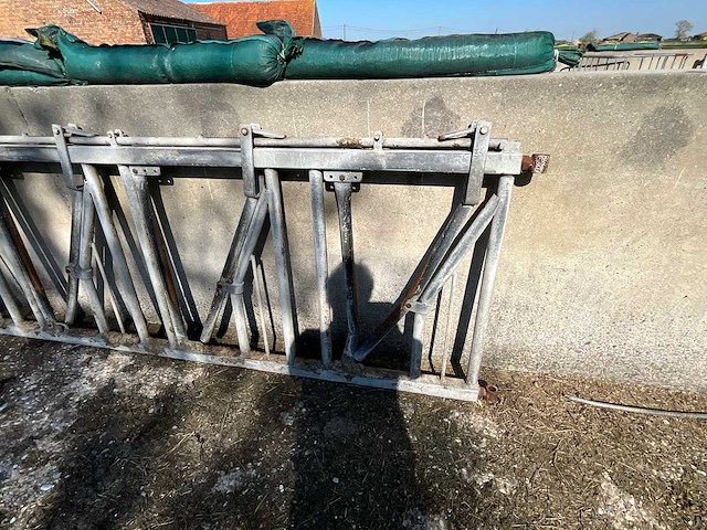 Zelfsluitend voederhuis, 6 dieren stalinrichting (6x) - afbeelding 2 van  4