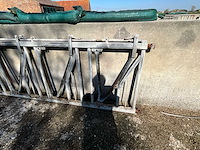 Zelfsluitend voederhuis, 6 dieren stalinrichting (6x) - afbeelding 2 van  4