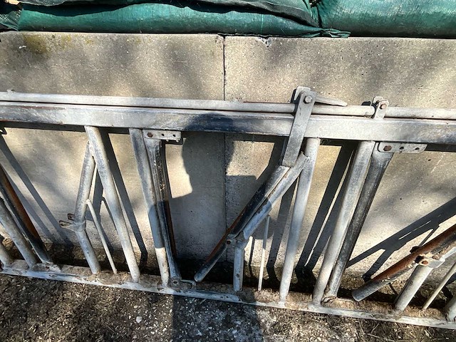 Zelfsluitend voederhuis, 6 dieren stalinrichting (6x) - afbeelding 3 van  4