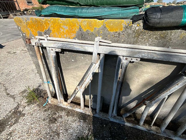 Zelfsluitend voederhuis, 6 dieren stalinrichting (6x) - afbeelding 4 van  4