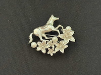 Zilvere broche met paard - afbeelding 1 van  4
