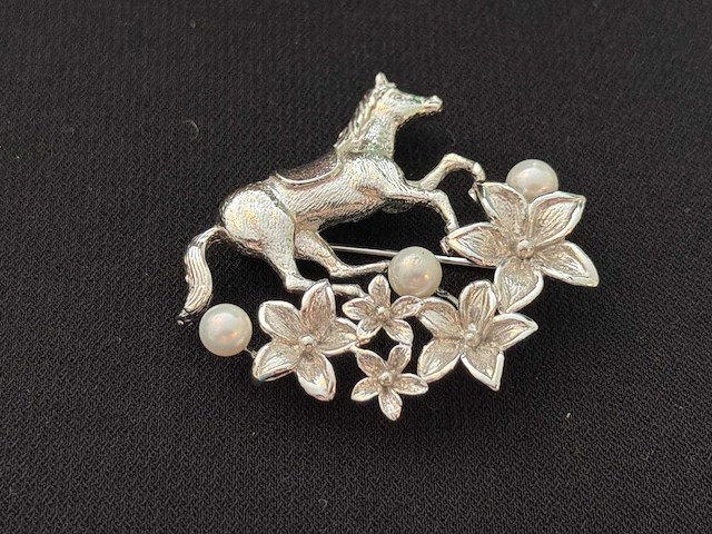Zilvere broche met paard - afbeelding 2 van  4