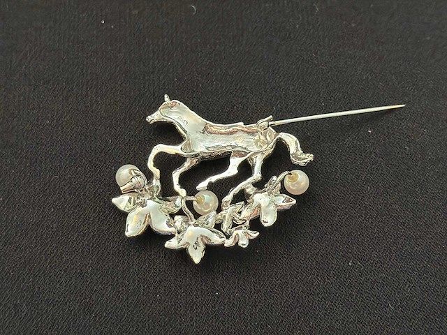 Zilvere broche met paard - afbeelding 3 van  4