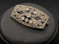 Zilverkleurige broche