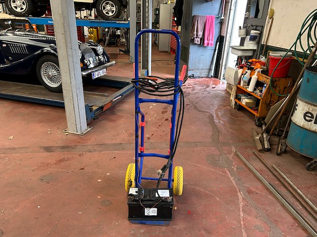 Zolderkar met batterij en kabels - afbeelding 1 van  5