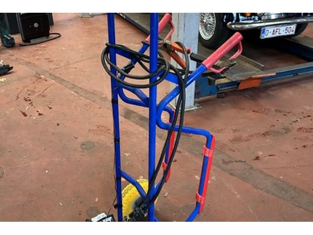 Zolderkar met batterij en kabels - afbeelding 2 van  5