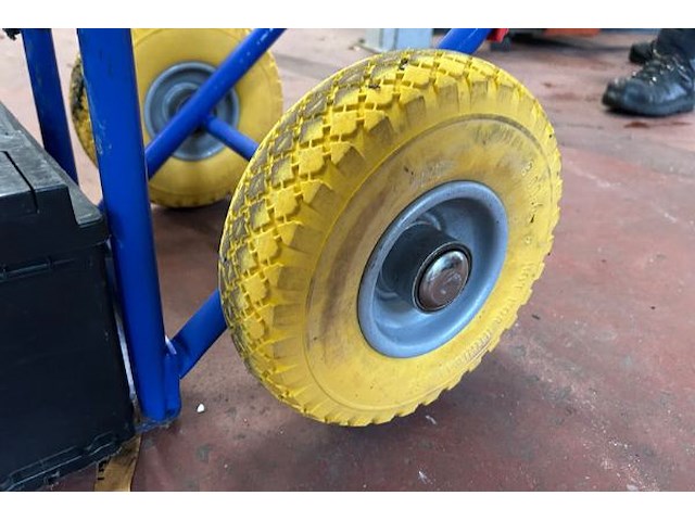 Zolderkar met batterij en kabels - afbeelding 4 van  5