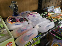 Zonnebrilen + hangfiguur - afbeelding 1 van  3