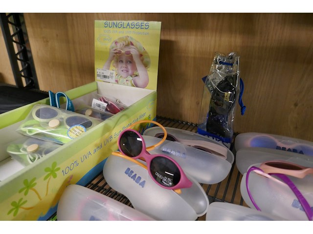 Zonnebrilen + hangfiguur - afbeelding 3 van  3