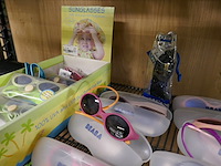 Zonnebrilen + hangfiguur - afbeelding 3 van  3