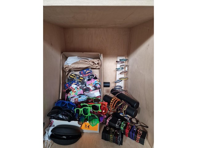 Zonnebrillen en armbanden - afbeelding 1 van  6