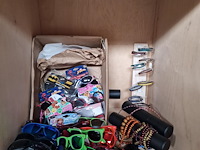 Zonnebrillen en armbanden